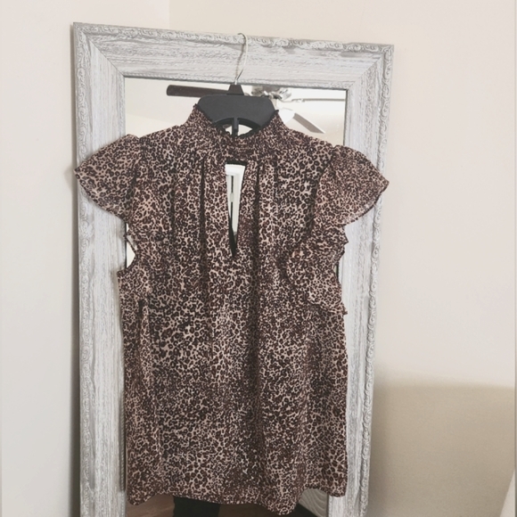 https://posh.mk/j2jdTENdMQb Tops - Top leapord Print   (S) Offers Welcome ! 🙂
